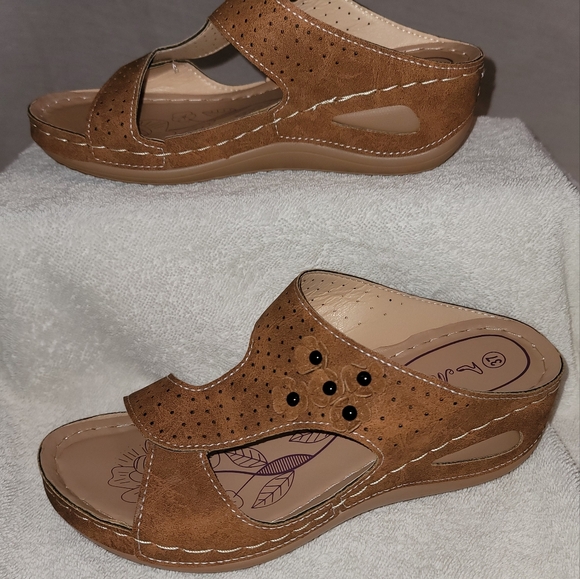 Set of 2 temu sandals, one brown and one blue - Picture 4 of 8